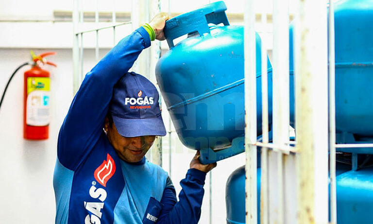 Bolsonaro sanciona lei que destina R$ 300 milhões para o auxílio gás