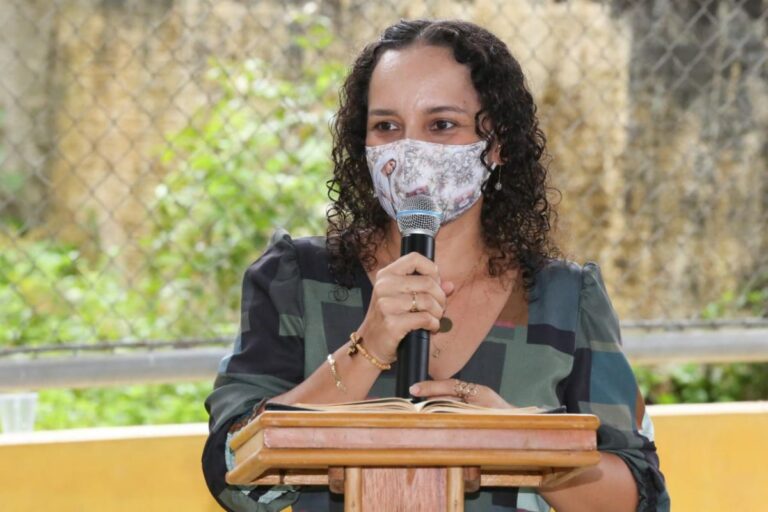 Em Tarauacá, prefeita Maria Lucinéia anuncia abono no valor de R$ 3 mil para servidores da Educação