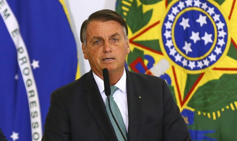 Bolsonaro hostiliza repórteres em Roma, e segurança agride jornalistas