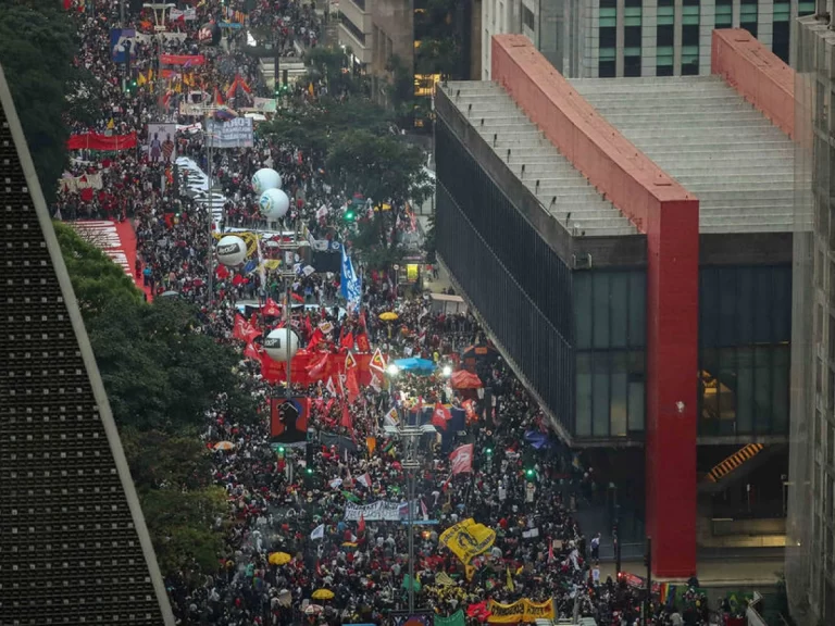 Manifestantes são flagrados com armas na Praça da Estação