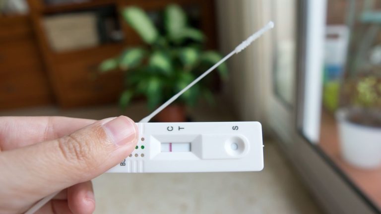 Anvisa aprova primeiro autoteste para Covid-19 no Brasil