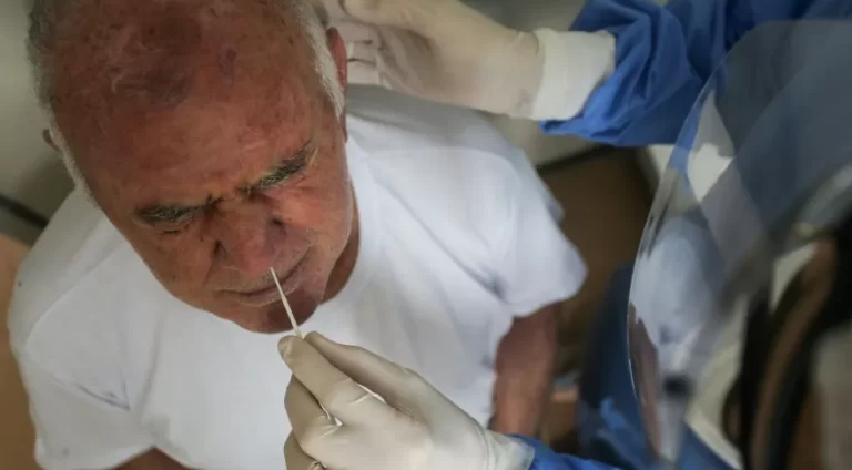 Média móvel de mortes por Covid-19 está em queda no Brasil desde dia 11 de março