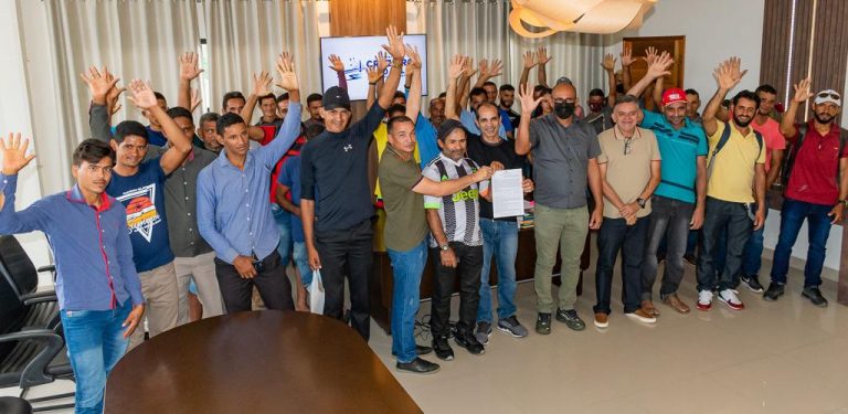 Prefeitura de Cruzeiro do Sul assina contrato com barqueiros para prestação de serviços