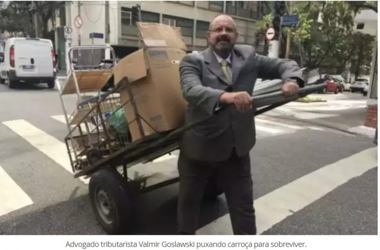 Advogado engravatado puxa carroça de catador, em SP, para sobreviver