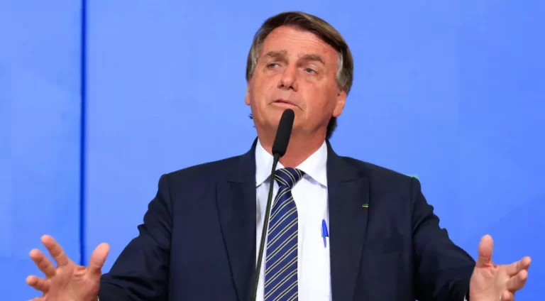 Bolsonaro  bloqueia R$ 3 bilhões  da Educação