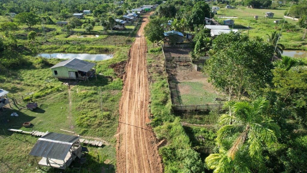 Prefeitura de Rodrigues Alves realiza recuperação das vias na comunidade Foz do Paraná