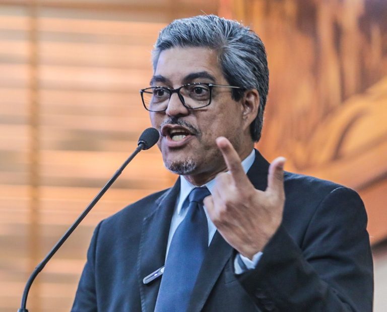 Edvaldo Magalhães diz que preço das passagens aéreas para municípios isolados aumentou 50% e critica governo por abandonar programa de subsídio