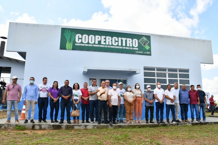 Prefeito Zequinha Lima entrega fábrica de óleo de citronela para cooperativa 