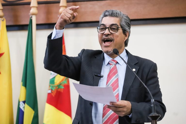 Edvaldo Magalhães cobra envio de projeto que reajusta em 14,95% o salário da Educação