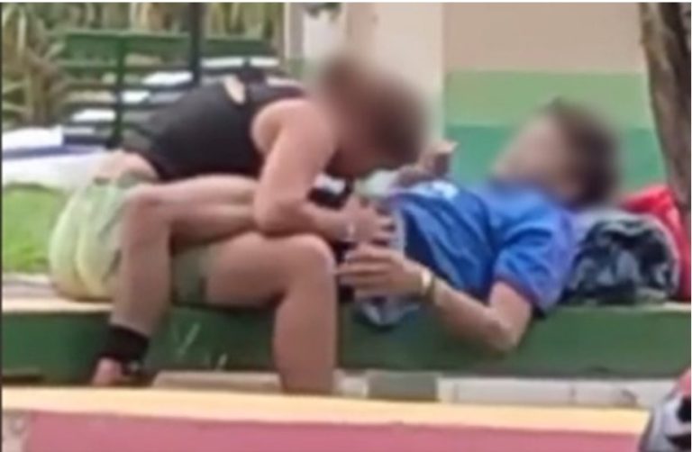 Sêmen e sangue menstrual: entenda o fetiche do beijo do arco-íris