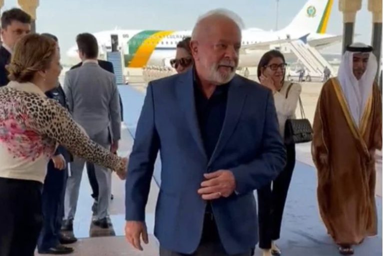 Lula visita Emirados Árabes para banquete com xeique e reunião com empresários
