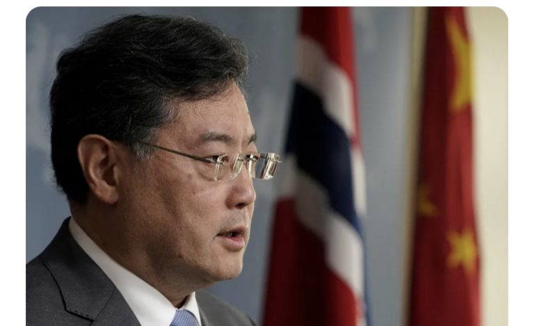 China demite ministro das Relações Exteriores após um mês de ausência; antecessor assume o posto