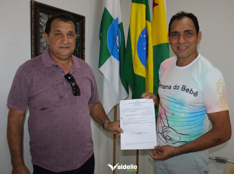 Prefeito Valdelio Furtado assina ordem de serviço para ampliação da Praça 05 de Novembro no valor de quase R$ 700 mil