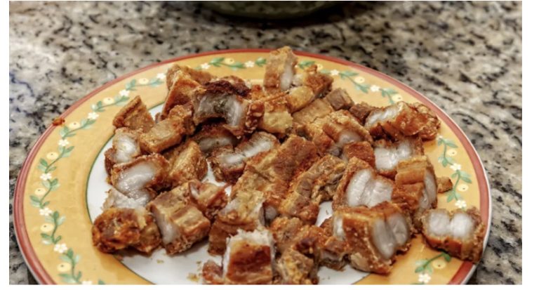 Mulher é condenada por fazer oração islâmica antes de comer carne suína na Indonésia