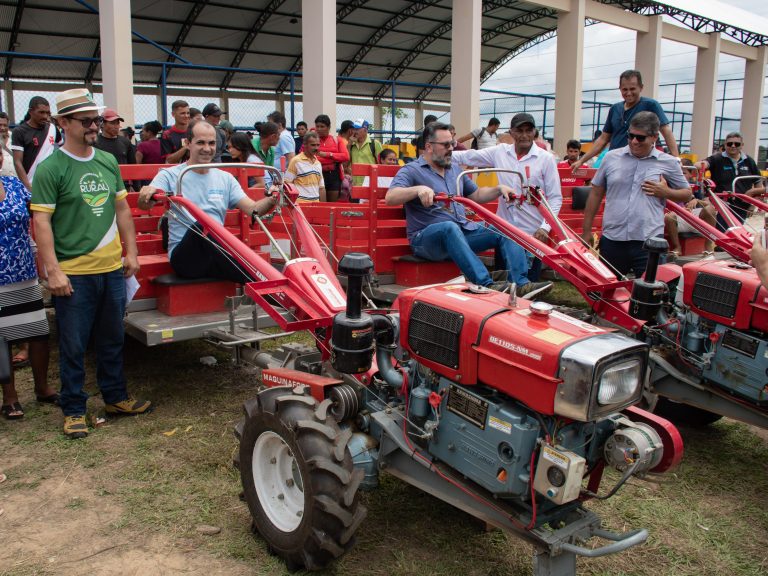 Zequinha Lima entrega mais de R$ 1,1 milhão em equipamentos agrícolas a produtores no Ramal 3