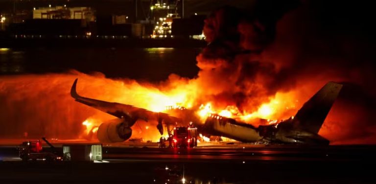 Avião com 379 a bordo bate em outra aeronave e pega fogo no aeroporto de Tóquio; cinco morrem