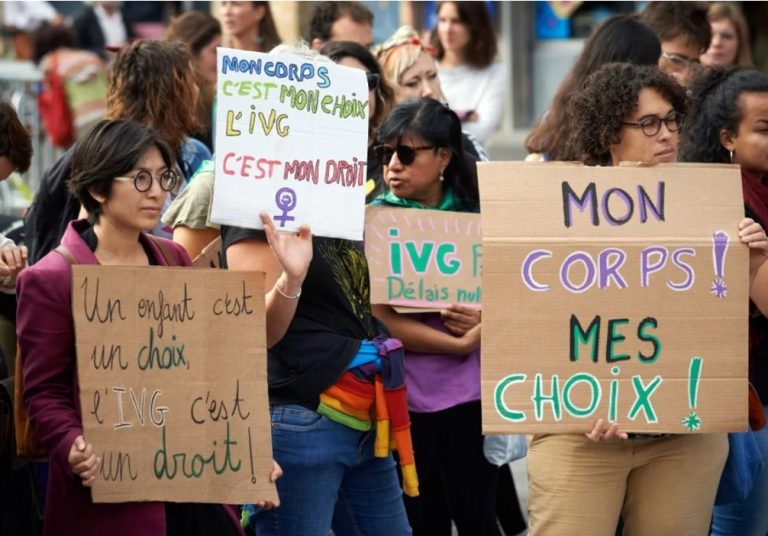 França é o primeiro país a inserir direito ao aborto na Constituição