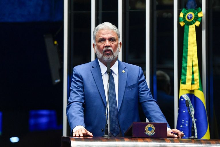 Senado aprova relatório de Petecão que garante redução de IR para taxistas e motoristas de aplicativo