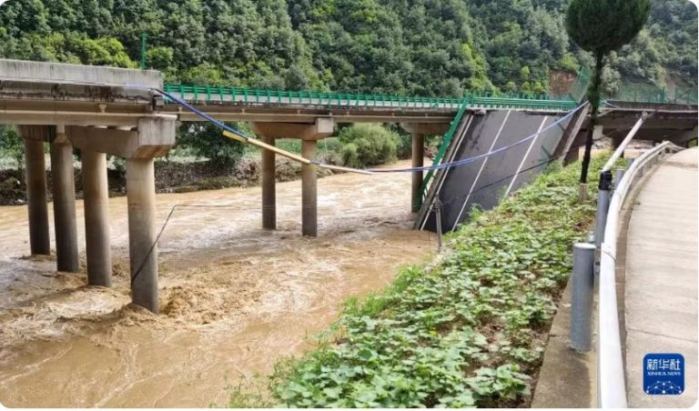 Queda de ponte durante chuva mata 11 pessoas e deixa outras 30 desaparecidas, na China