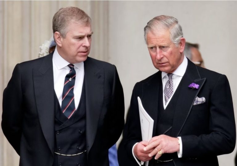 Rei Charles corta mesada de príncipe Andrew e quer despejar o irmão