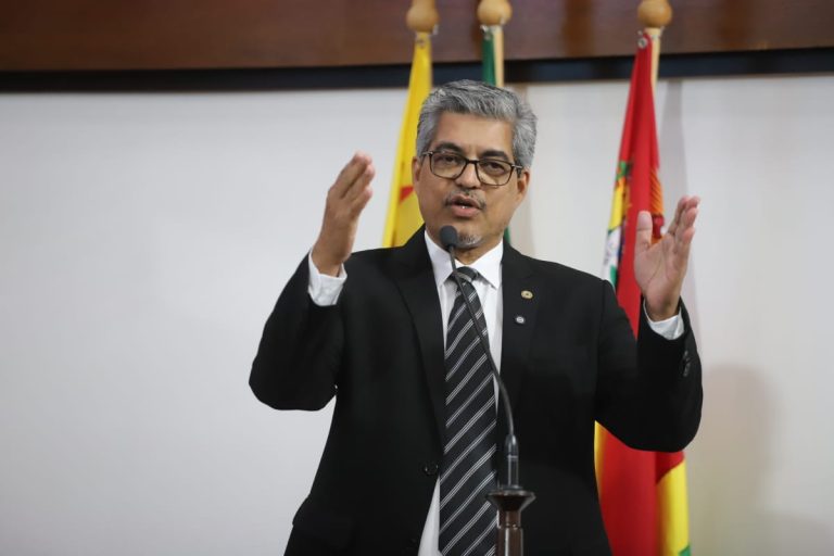 Com explosão de denúncias na aplicação das provas da Educação, Edvaldo defende escolha de nova banca e reaplicação das avaliações