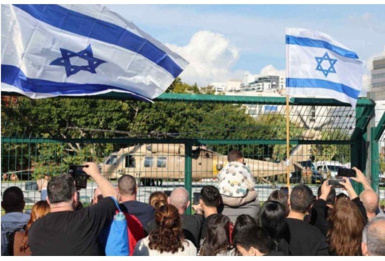 Israel liberta 200 prisioneiros palestinos após Hamas soltar quatro militares israelenses