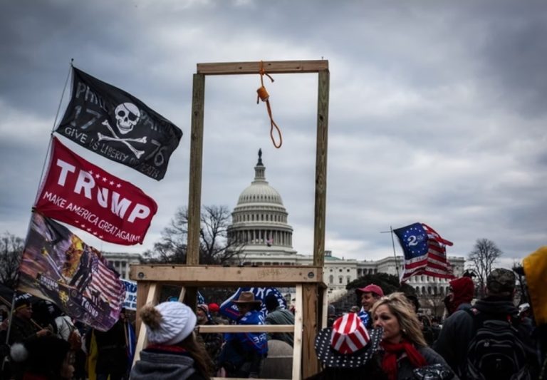 Invasor do Capitólio perdoado por Trump é preso um dia após ser solto
