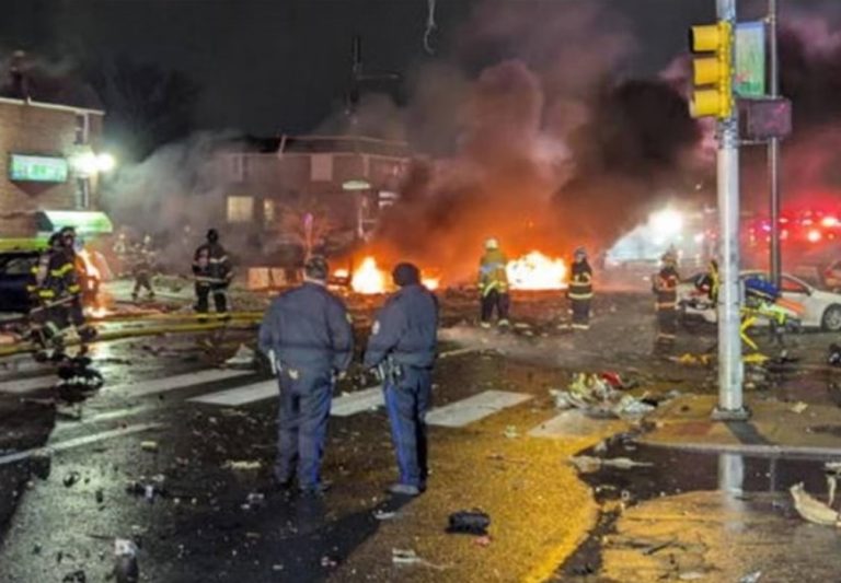 Avião cai próximo a shopping na Filadélfia, nos EUA