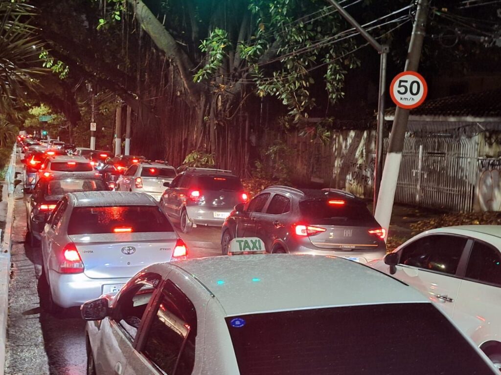cidade-de-sp-tem-maior-congestionamento-do-ano-no-dia-dos-namorados