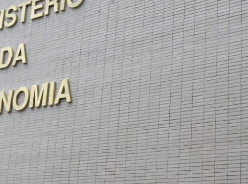 mp-alternativa-a-iof-preve-r$-4,28-bi-de-corte-de-gastos-em-2025
