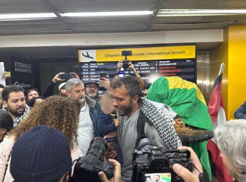 video:-ativista-preso-em-israel-ao-tentar-ir-para-gaza-chega-a-sp