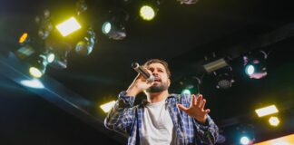 cantor-desabafa-apos-receber-suspeito-de-feminicidio-no-palco