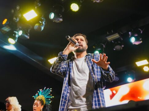 cantor-desabafa-apos-receber-suspeito-de-feminicidio-no-palco