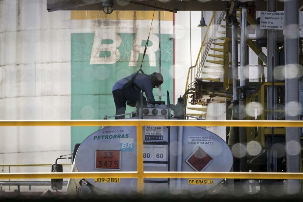 alta-do-petroleo:-acao-da-petrobras-dispara-e-ameniza-queda-da-bolsa