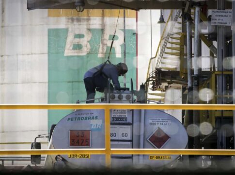 alta-do-petroleo:-acao-da-petrobras-dispara-e-ameniza-queda-da-bolsa