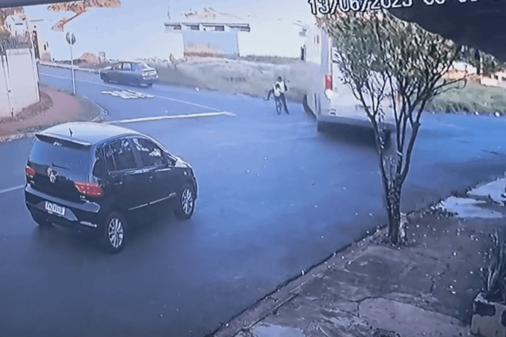 video:-onibus-atropela-2-irmas-em-bicicleta-e-uma-delas-morre-em-sp