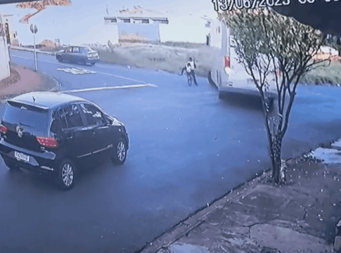 video:-onibus-atropela-2-irmas-em-bicicleta-e-uma-delas-morre-em-sp