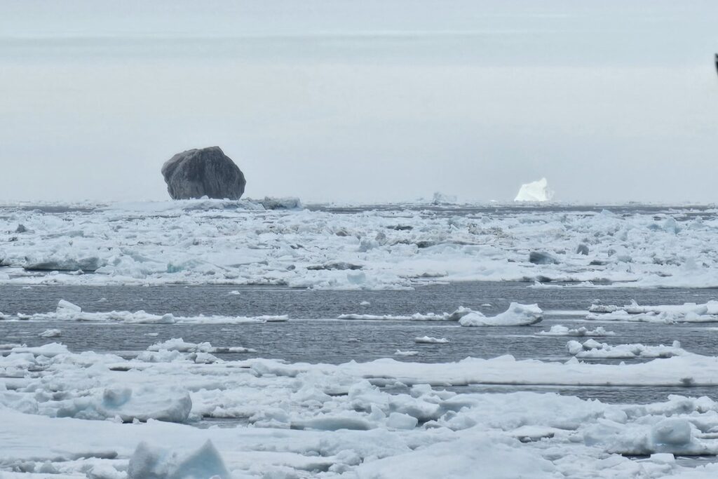 conto-de-pescador?-homem-registra-foto-rara-de-iceberg-preto-no-canada