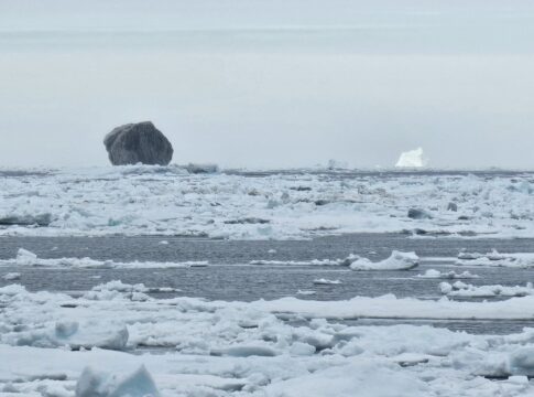 conto-de-pescador?-homem-registra-foto-rara-de-iceberg-preto-no-canada