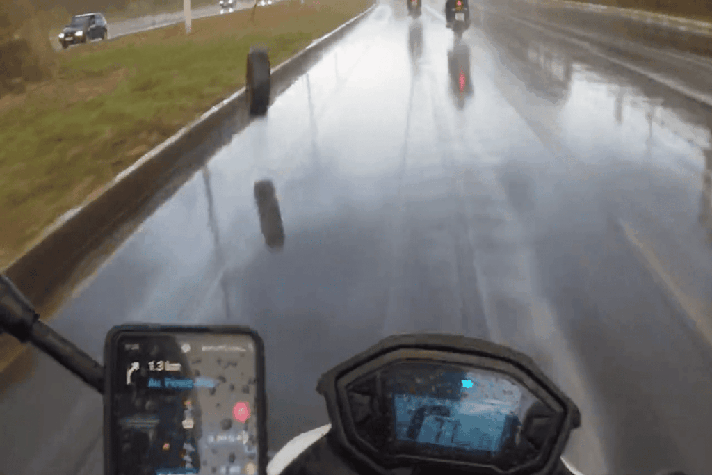pneu-se-solta-de-carro-em-movimento-e-por-pouco-nao-atinge-mototaxista