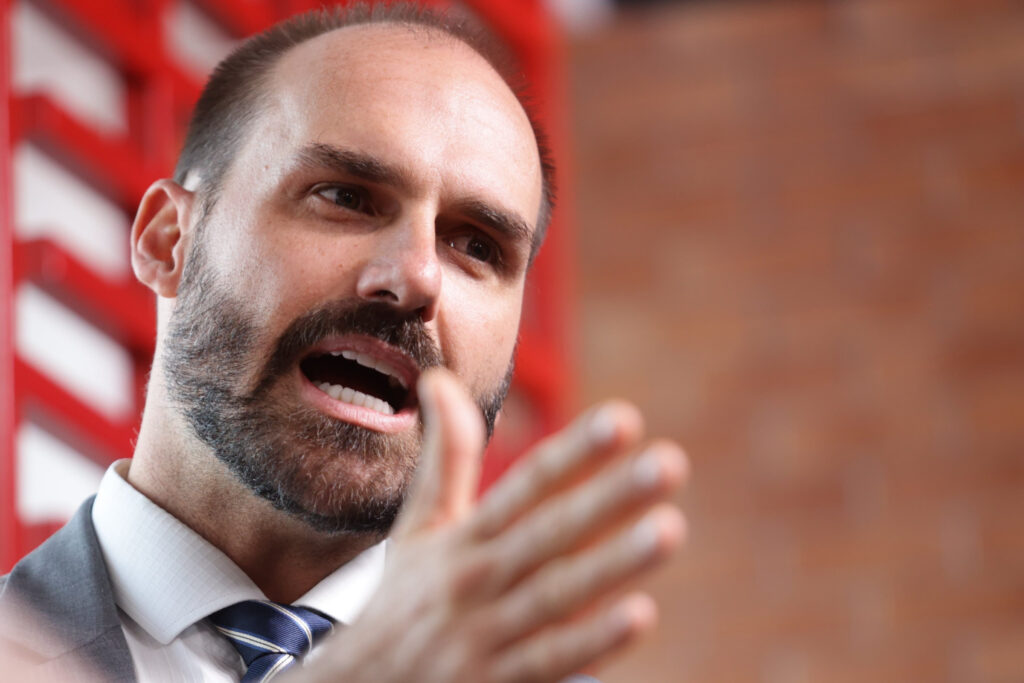 na-casa-branca,-eduardo-bolsonaro-aborda-posicao-de-lula-sobre-israel