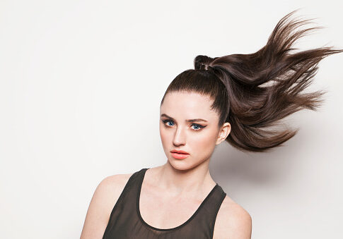 penteado-estilo-“clean-girl”-pode-causar-alopecia;-entenda-como-evitar