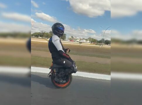 video:-monociclo-irregular-chama-a-atencao-ao-circular-por-ruas-do-df