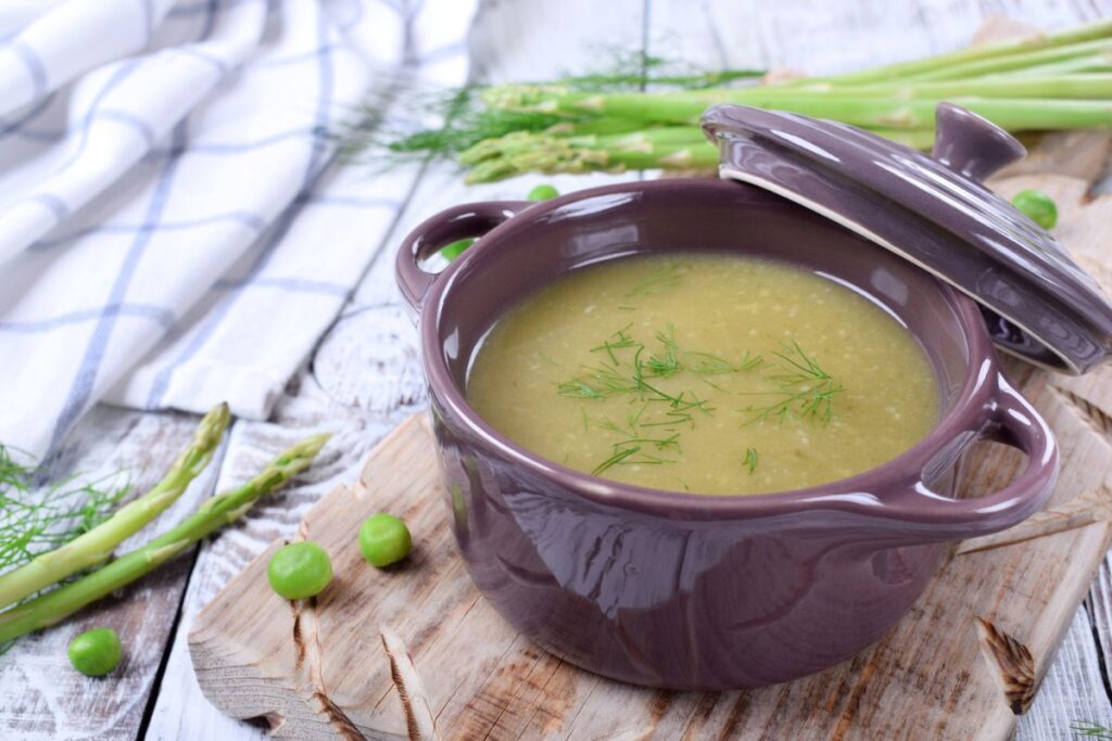 5-receitas-de-caldos,-cremes-e-sopas-low-carb-perfeitas-para-o-frio
