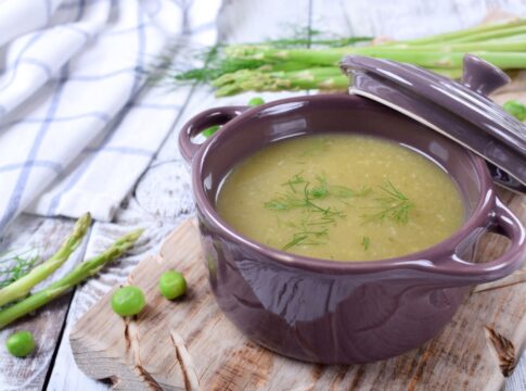 5-receitas-de-caldos,-cremes-e-sopas-low-carb-perfeitas-para-o-frio