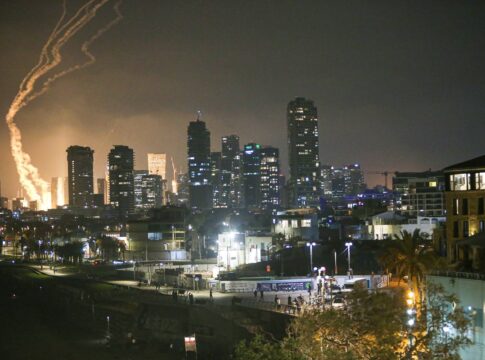 brasileira-relata-retomada-de-ataques-do-ira-em-israel.-video