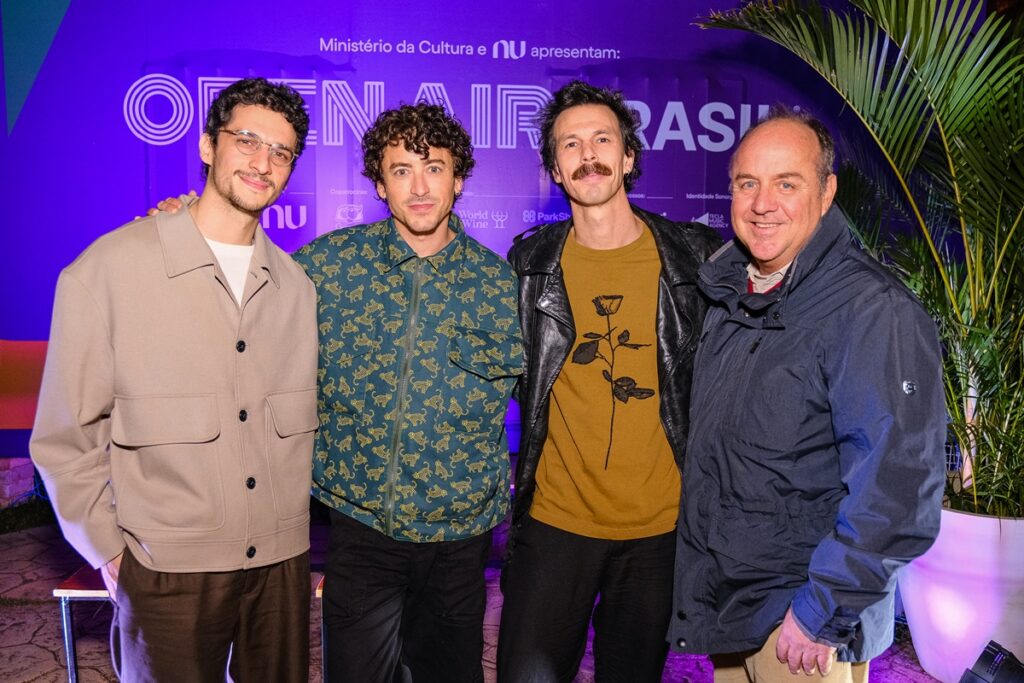 publico-assiste-ao-filme-homem-com-h-em-noite-no-open-air-brasil