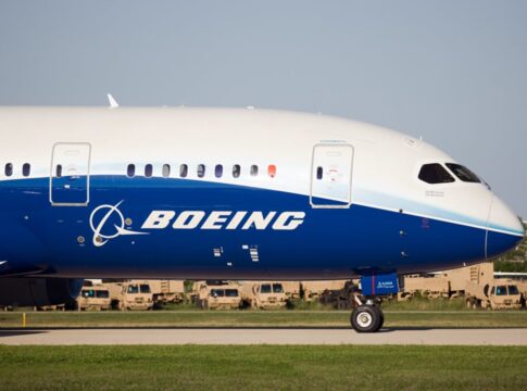 bandeira-branca:-boeing-entrega-aviao-a-china-apos-tregua-comercial