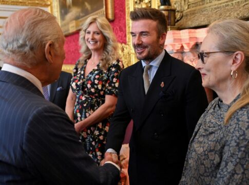 david-beckham-e-condecorado-como-cavaleiro-pelo-rei-charles-iii