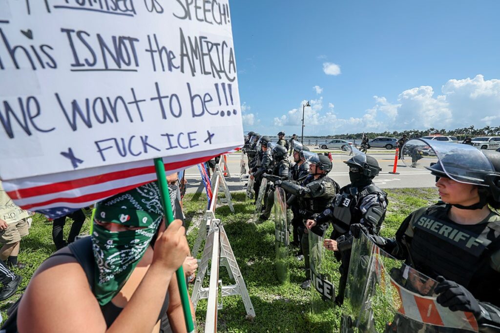 manifestacoes-contra-e-a-favor-de-trump-tomam-eua-no-aniversario-dele